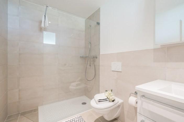 Mit begehbarer Dusche - Möblierte Wohnung in Kloten