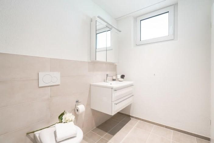 Modernes Badezimmer  - 1 Zimmer Wohnung in Kloten
