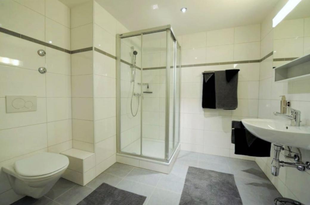Badezimmer mit Dusche - 2.5 Zimmer Möblierte Wohnung in Basel