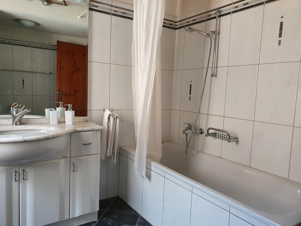 Freundliches Badezimmer - 2 Wohnungen Mehrfamilienhaus in Saas Almagell