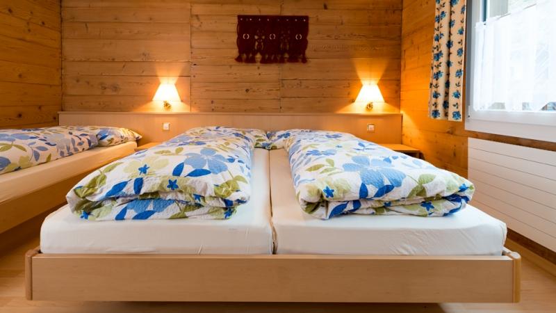 Heimelige Schlafzimmer - 2 Wohnungen Wohn- und Geschäftshaus in Saas Almagell