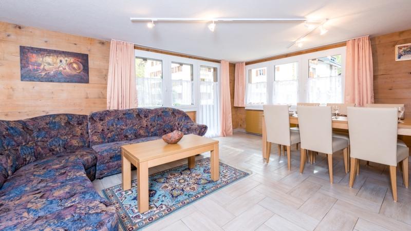 Gemütlicher Wohnbereich - 2 Wohnungen Wohn- und Geschäftshaus in Saas Almagell