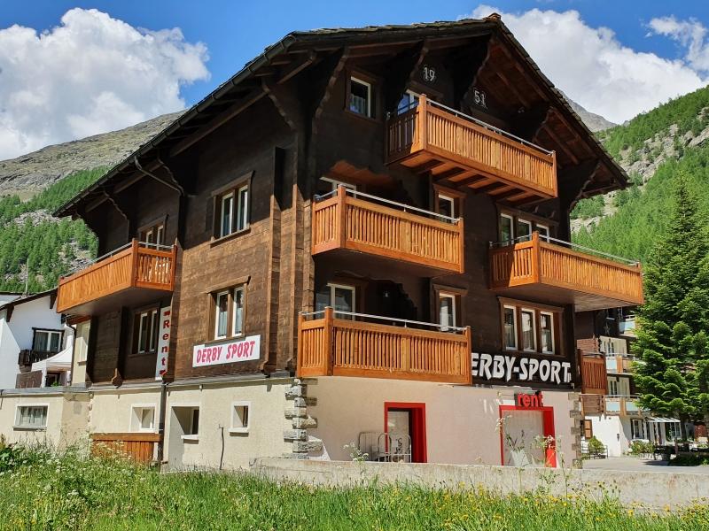 Sonnige, zentrale Lage im Dorf - 2 Wohnungen Wohn- und Geschäftshaus in Saas Almagell