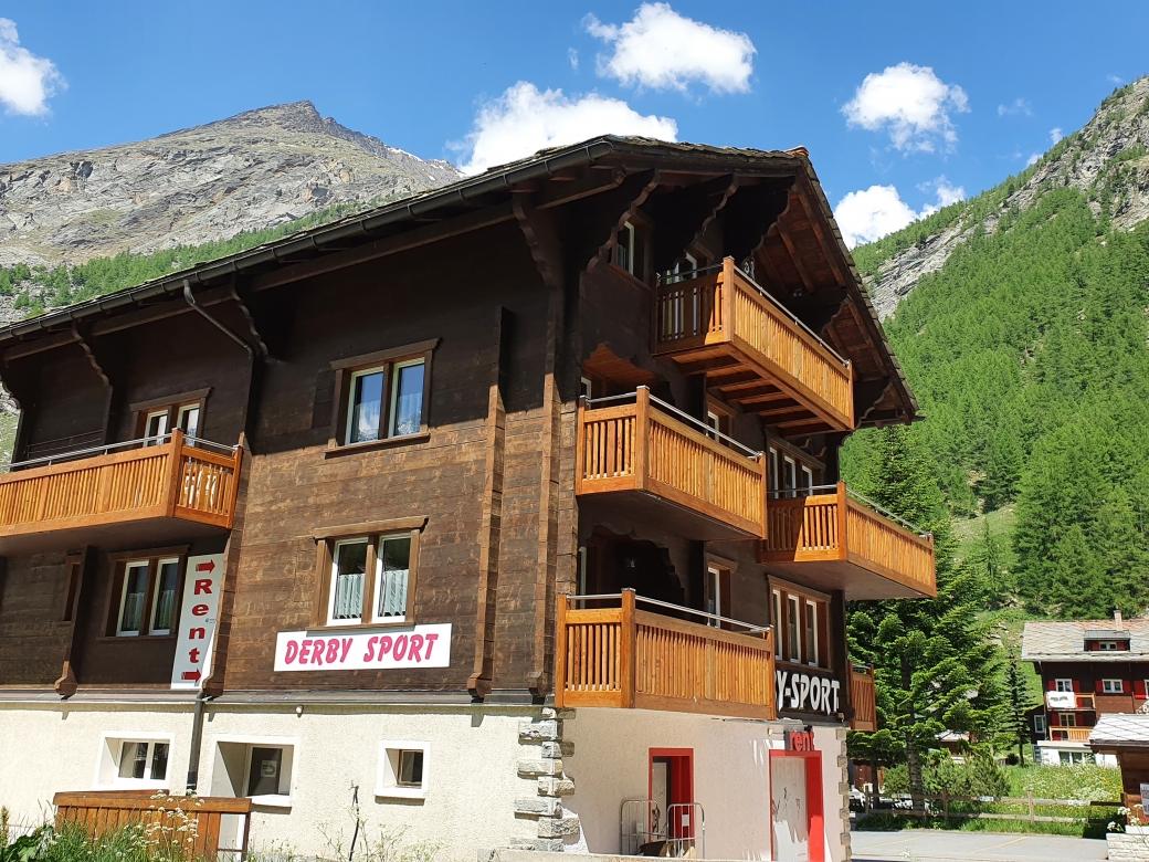 Sonnig, zentral, viele Balkone - 2 flats Multi-family house in Saas Almagell