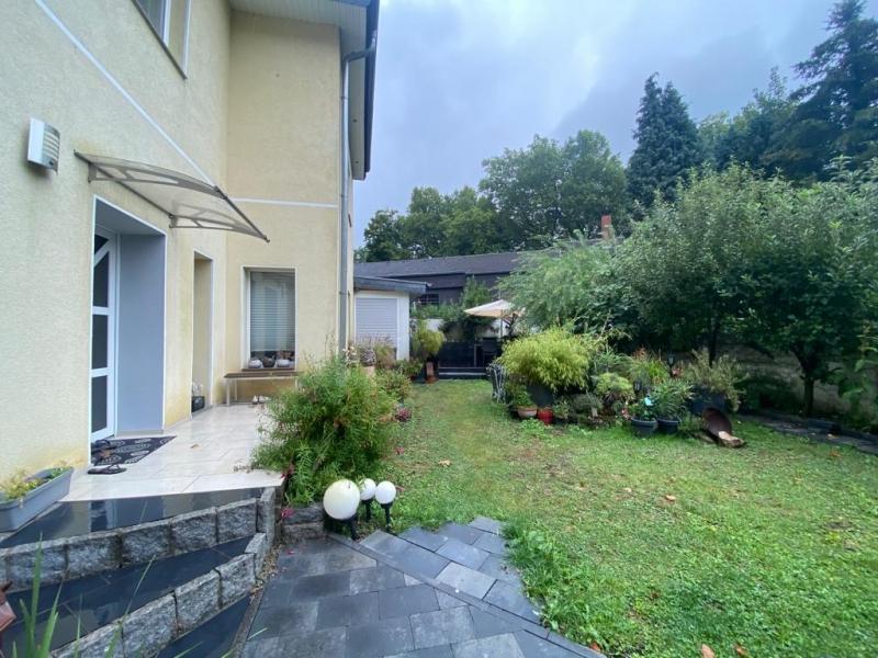 Hinterhof mit Grünfläche - 