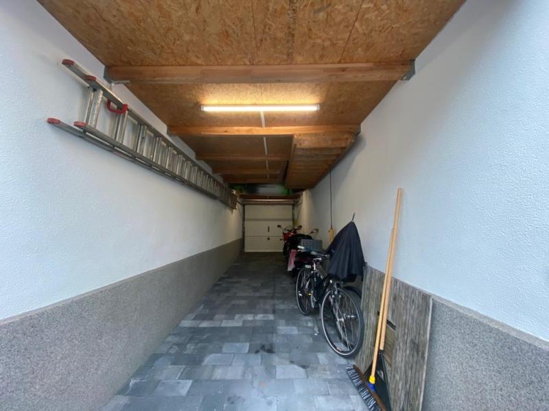 Einfahrt mit elektrischen Rolltor und zwei Stellplätzen - 