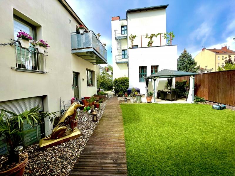 Kleiner Grünbereich mit Terrasse - 
