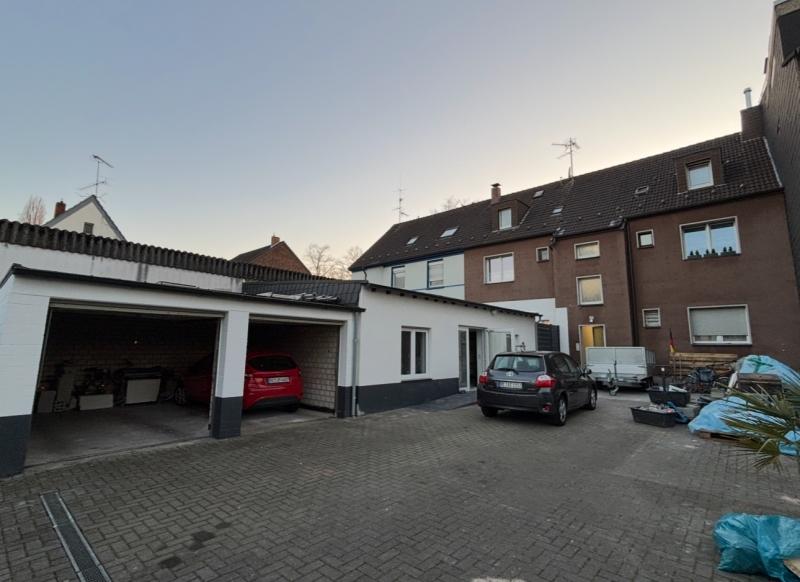 Hinterhof mit zwei Garagen und weiteren Parkplätzen - 