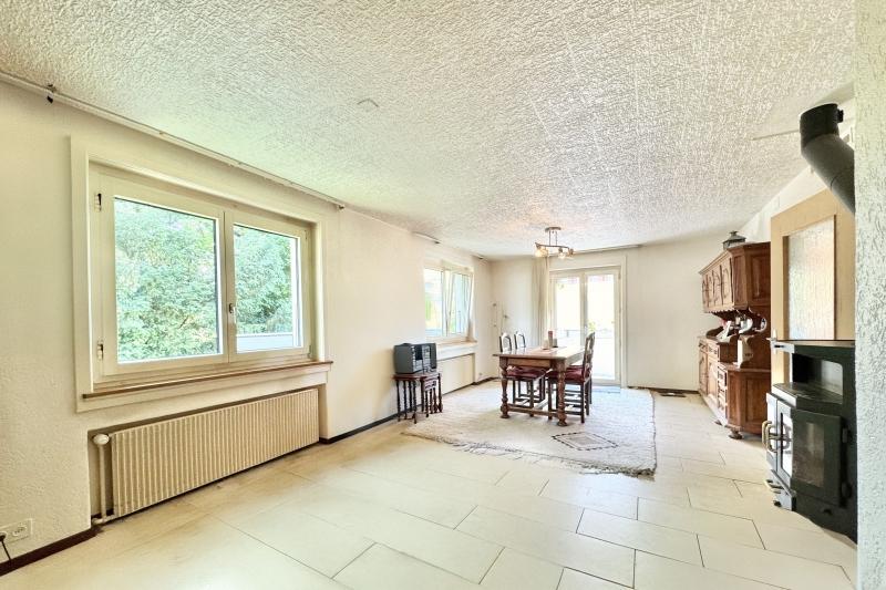 Großzügiges Wohnzimmer mit Ofen - 5.5 Zimmer Haus in Biel/Bienne