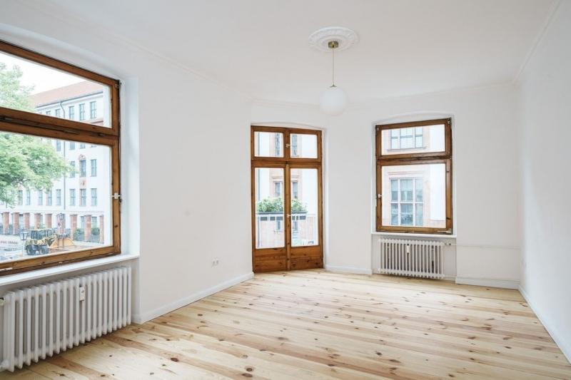 Wohnzimmer mit Balkon - 