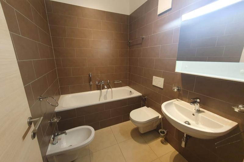 Bagno elegante con vasca  - 3.5 Zimmer Etagenwohnung in Bruzzella