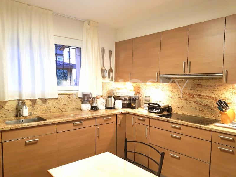 Bella e grande cucina moderna ad angolo - 5 stanze Casa a Melano