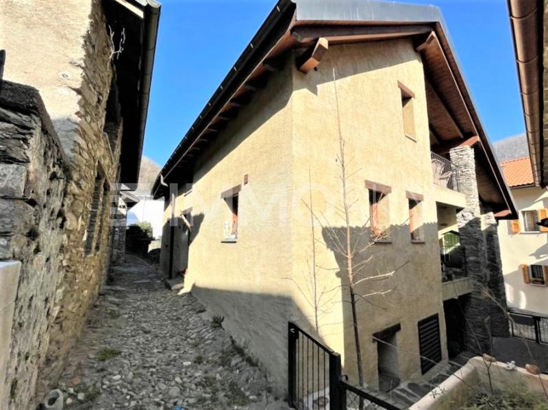 Facciata soleggiata - 10 stanze Casa bifamiliare a Mezzovico