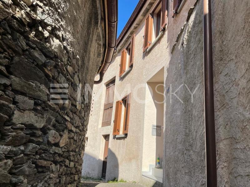 Entrata principale lato vicolo - 10 stanze Casa bifamiliare a Mezzovico