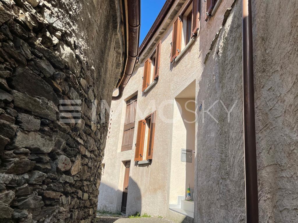 Entrata principale lato vicolo - 10 Zimmer Zweifamilienhaus in Mezzovico