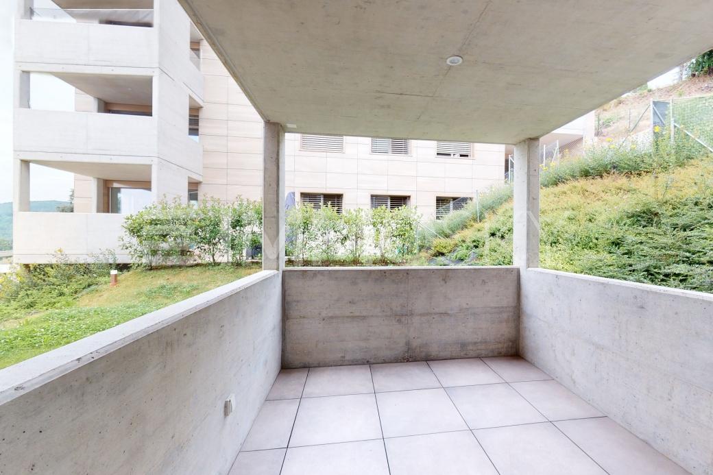 Grande terrazzo coperto affacciato sul giardino - 2 stanze Appartamento a Balerna
