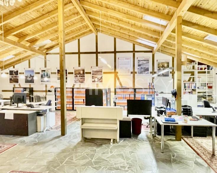 Lichtdurchfluteter Raum - Gewerbehaus in Arisdorf