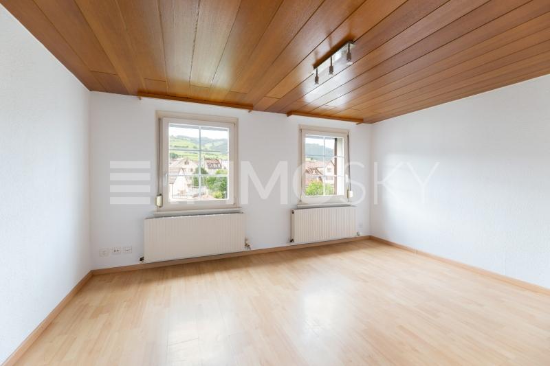 Wohnzimmer mit Weitsicht (wurde nach Renovierung aufgenommen, längstens neu vermietet) - 11.5 Zimmer Mehrfamilienhaus in Altstätten