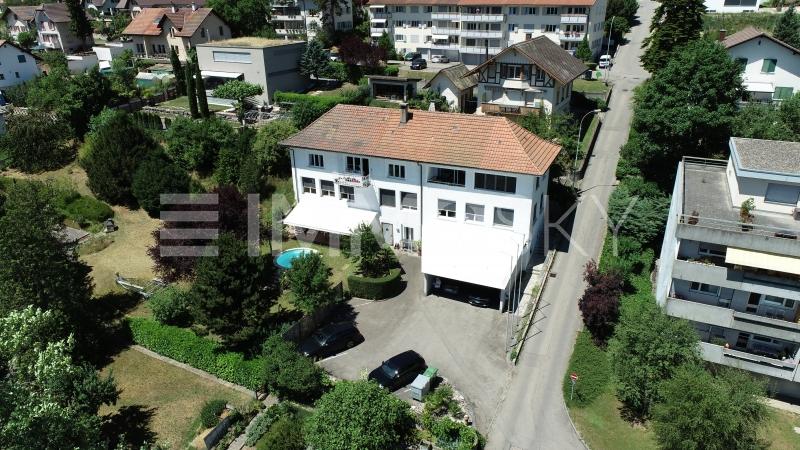 Viel Umschwung  - 9.5 Zimmer Mehrfamilienhaus in Pieterlen
