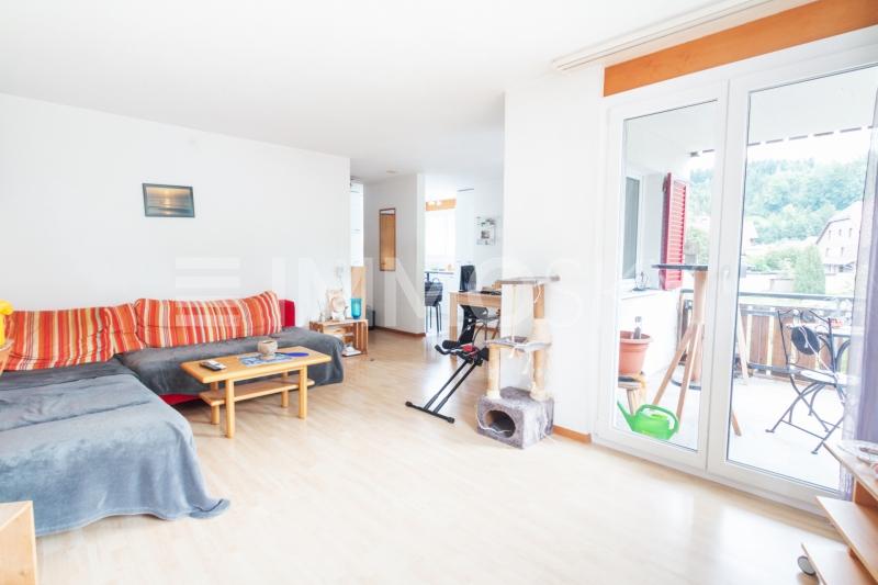 Heller Wohnbereich mit Zugang zum Balkon - 2.5 Zimmer Etagenwohnung in Rüschegg Heubach