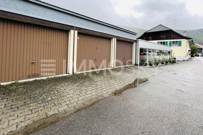 Très grande parcelle avec garages,local commercial et immeuble - 2 appartements Immeuble mixte à Court