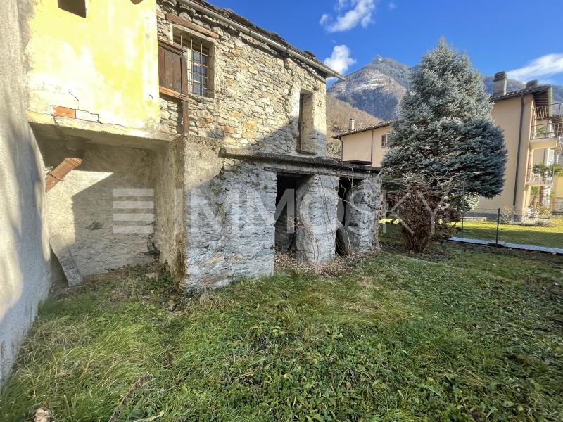 Facciata ovest con giardino - 5 stanze Casa a Malvaglia