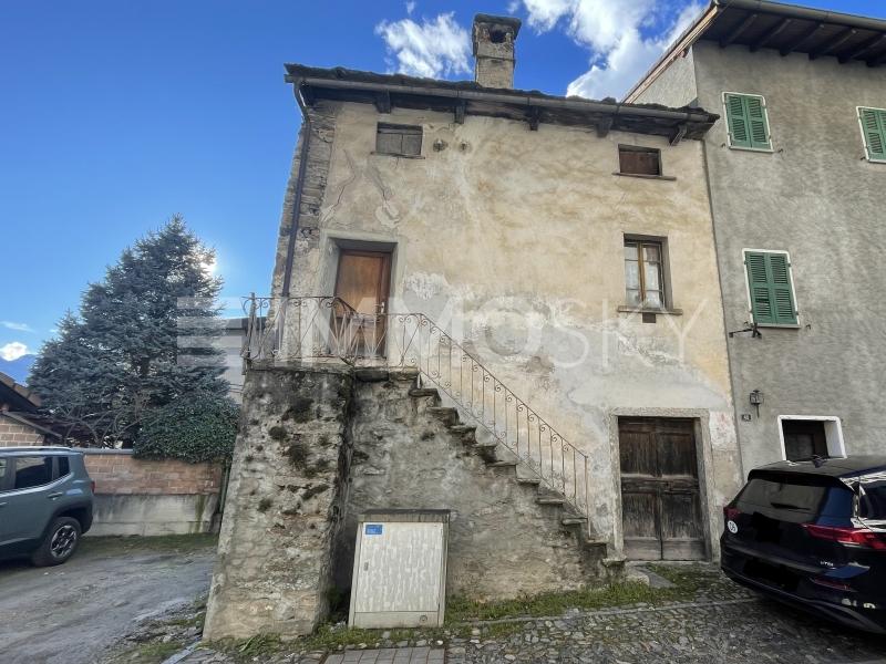 Facciata est sul centro storico - 5 stanze Casa a Malvaglia