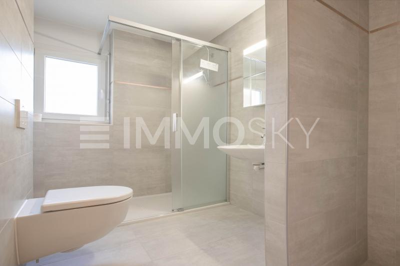 Salle de bain moderne - 4.5 pièces Appartement en rez-de-chaussée a Etoy