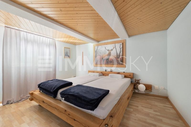 Heimeliges Hauptschlafzimmer - 6.5 Zimmer Einfamilienhaus in Kirchberg SG