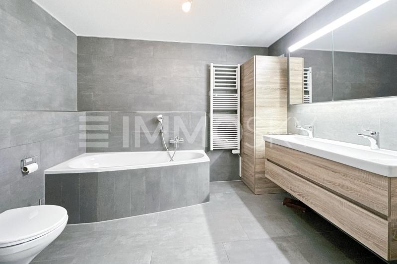 Grande salle de bain avec baignoire et douche - 6.5 pièces Maison mitoyenne a Vallamand