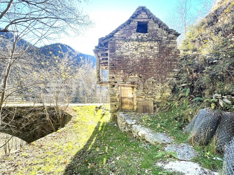 Parcheggio priavato per 4 auto - 4.5 Zimmer Rustico in Comologno