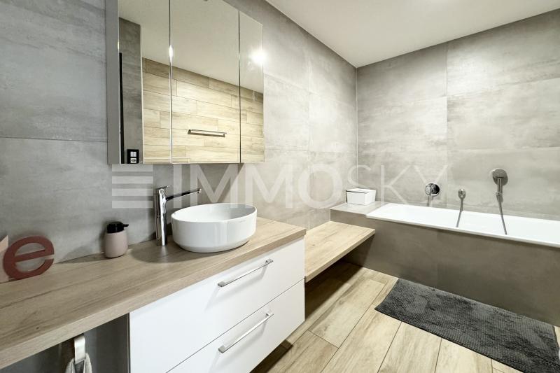 Salle de bains moderne - 5.5 pièces Villa a Loveresse