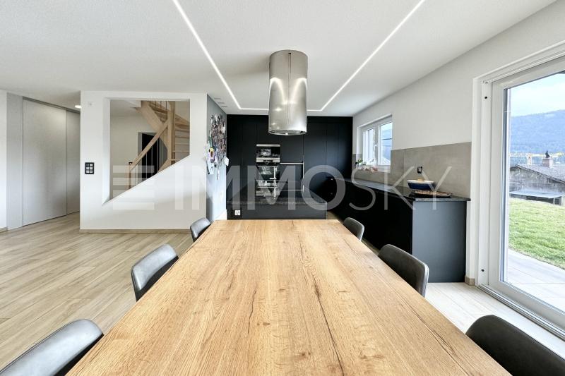 Cuisine américaine avec table en chêne - 5.5 pièces Villa a Loveresse