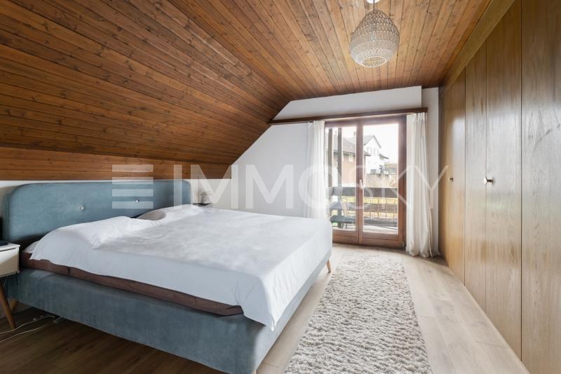 Obergeschoss: Masterbedroom mit angrenzendem Balkon - 5.5 pièces Maison a Wiezikon b.Sirnach