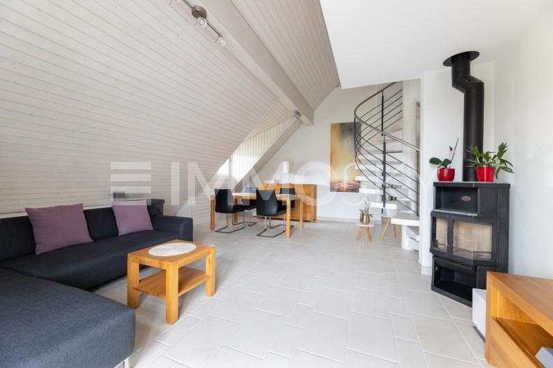 Grosszügiges Wohn-/Esszimmer mit Aufgang zum Dachgeschoss - 5.5 pièces Appartement a Otelfingen