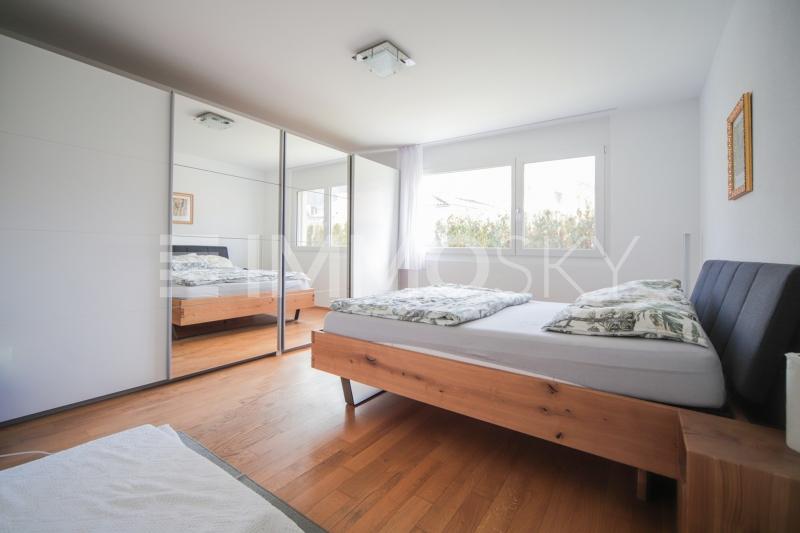 Grosszügiges Elternschlafzimmer mit viel Tageslicht - 4.5 Zimmer Gartenwohnung in Nebikon