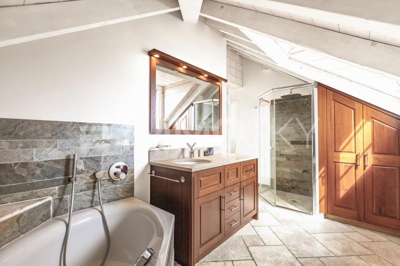 Salle de bains, douche et WC - 12 pièces Maison individuelle a Mont sur Rolle