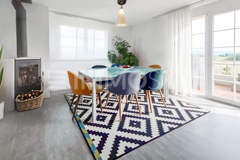 Espace dinatoire avec accès au balcon - 4.5 pièces Appartement a Servion