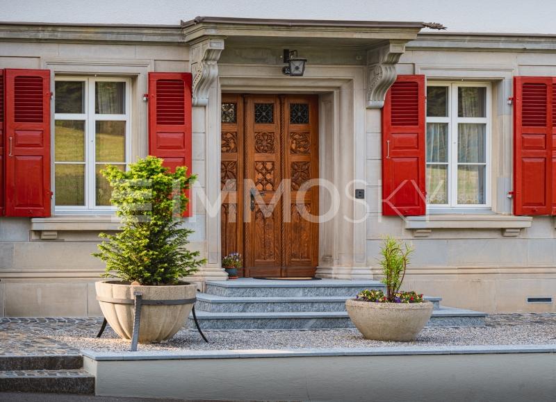 Die Eingangstüre zum Ihrem Glück - 10.5 Zimmer Einfamilienhaus in Wolfhalden