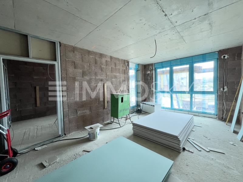 Wohnbereich mit Zugang zum Balkon - 