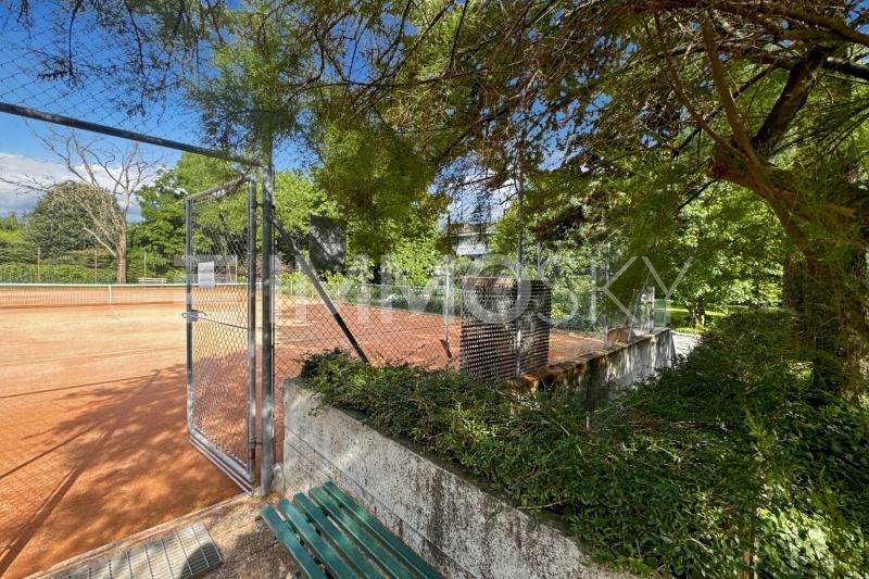 Court de tennis commun - 4.5 pièces Appartement a St Sulpice VD