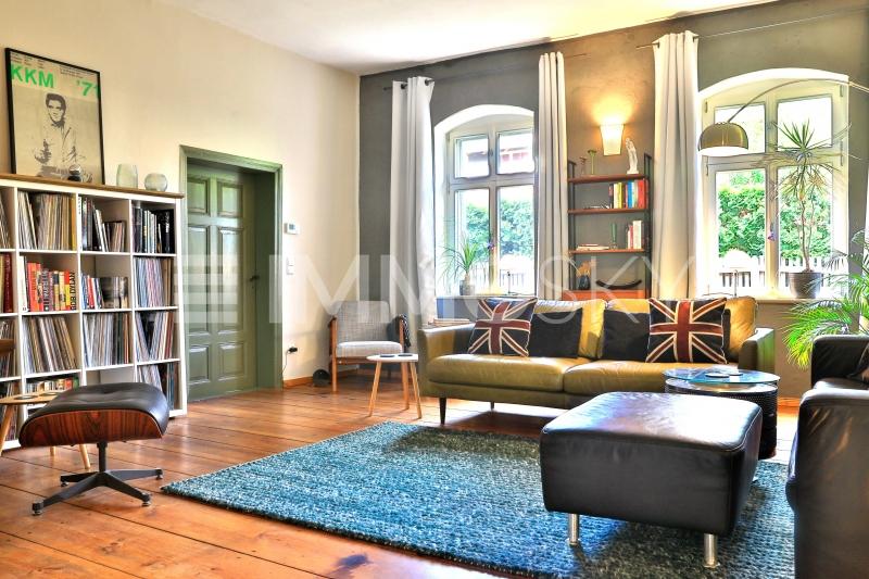 Stylisch eingerichtetes Wohnzimmer - 