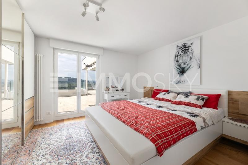 Elegantes Schlafzimmer mit Zugang zur Terrasse - 4.5 Zimmer Terrassenwohnung in Erlinsbach