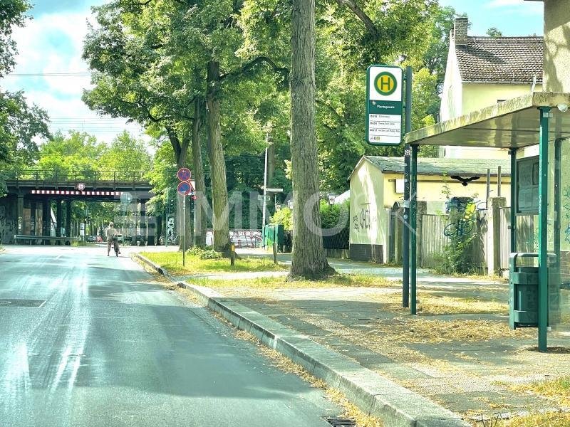 Naheliegende Bushaltestelle  - 