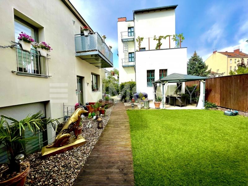 Kleiner Grünbereich mit Terrasse - 