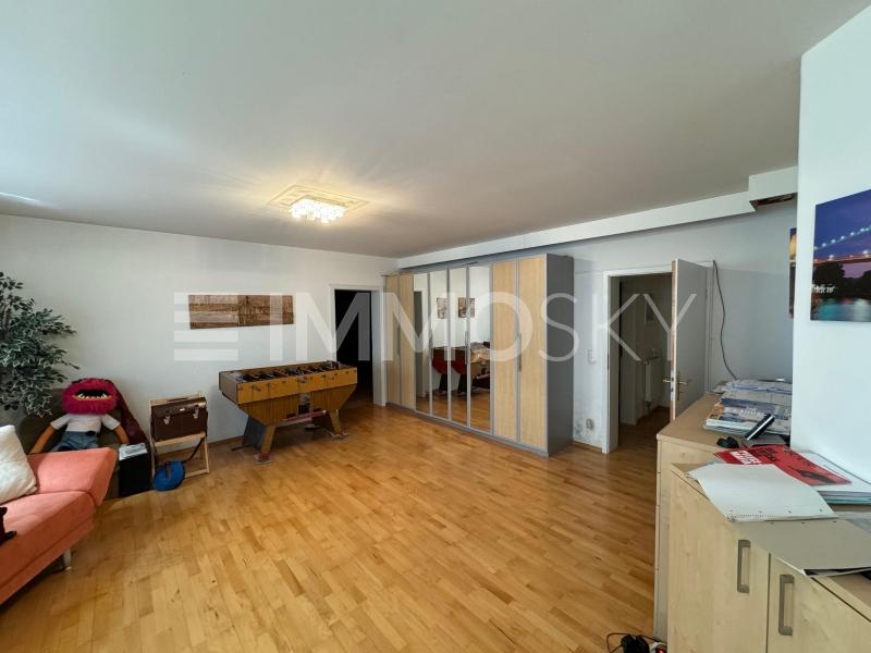 hellbeleuchtetes, großes Zimmer - 