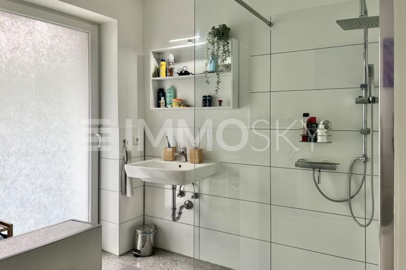 modernes Badezimmer 1.OG. links - 