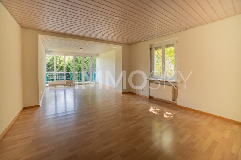 Wohnzimmer mit Zugang zum überdachten Balkon - 3 Wohnungen Mehrfamilienhaus in Suhr