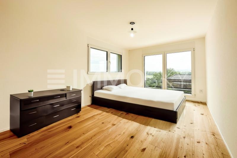 Chambre parentale donnant accès à la terrasse, meublée avec IA - 5.5 Zimmer Terrassenwohnung in Salavaux