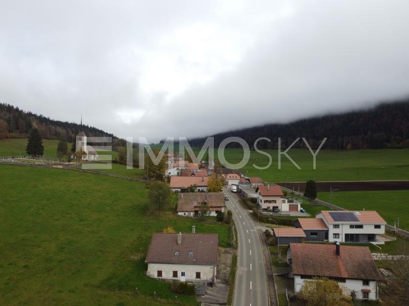 Dans le village de La Sagne  - Bauland in La Sagne NE